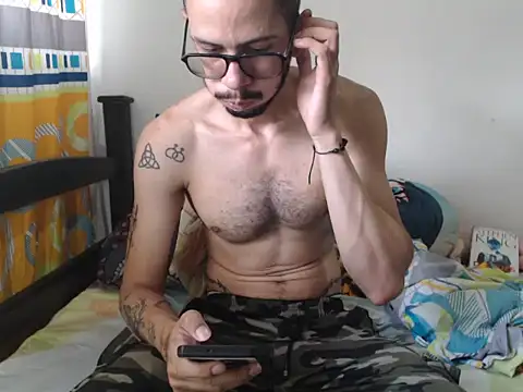 Snapshot of alisterxxx chatting on 10/24/25, 02:35 alisterxxx online show from 10/24/25, 02:35