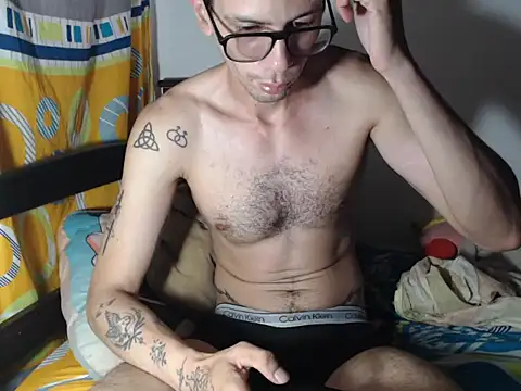 Snapshot of alisterxxx chatting on 11/24/25, 08:19 alisterxxx online show from 11/24/25, 08:19