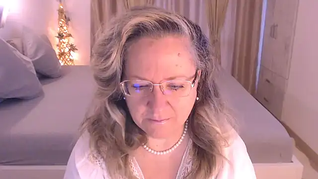 Snapshot of Raisshy chatting on 11/18/25, 06:40 Raisshy online show from 11/18/25, 06:40