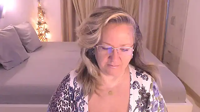 Snapshot of Raisshy chatting on 11/19/25, 06:57 Raisshy online show from 11/19/25, 06:57