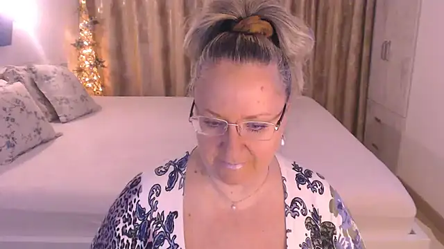 Snapshot of Raisshy chatting on 11/27/25, 04:20 Raisshy online show from 11/27/25, 04:20