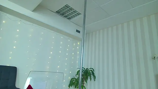 girl nextd00r online show from 02/07/25, 01:11