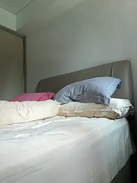 Snapshot of knobhead2020 chatting on 10/24/25, 04:42 knobhead2020 online show from 10/24/25, 04:42