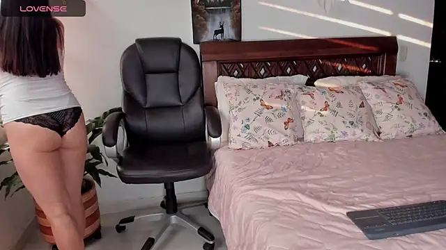 Snapshot of Ariella_tits chatting on 01/19/25, 10:17 Ariella tits online show from 01/19/25, 10:17