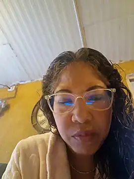 Snapshot of mila38 chatting on 11/18/25, 09:47 mila38 online show from 11/18/25, 09:47