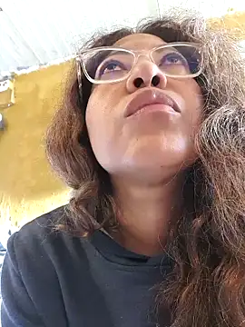 Snapshot of mila38 chatting on 12/20/25, 09:05 mila38 online show from 12/20/25, 09:05