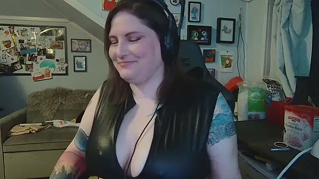 Snapshot of royallylit chatting on 02/15/25, 02:15 royallylit online show from 02/15/25, 02:15