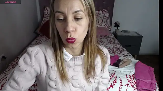 Snapshot of cristin_doll_ chatting on 11/26/25, 10:33 cristin doll online show from 11/26/25, 10:33