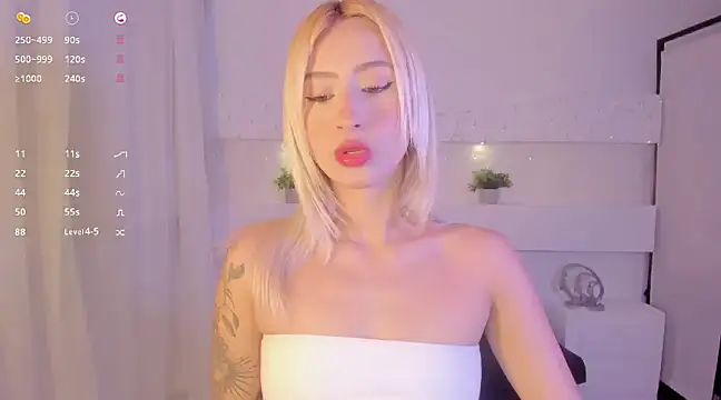 Snapshot of AshleyRoys chatting on 12/23/24, 03:44 AshleyRoys online show from 12/23/24, 03:44