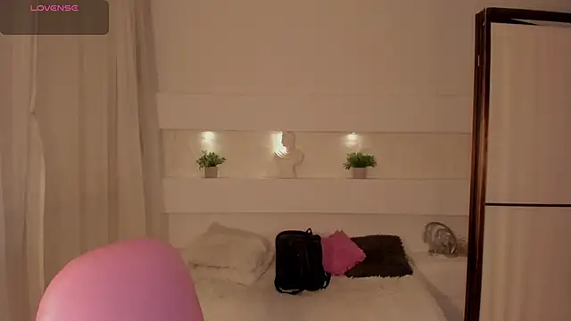 Snapshot of AshleyRoys chatting on 03/10/25, 03:41 AshleyRoys online show from 03/10/25, 03:41