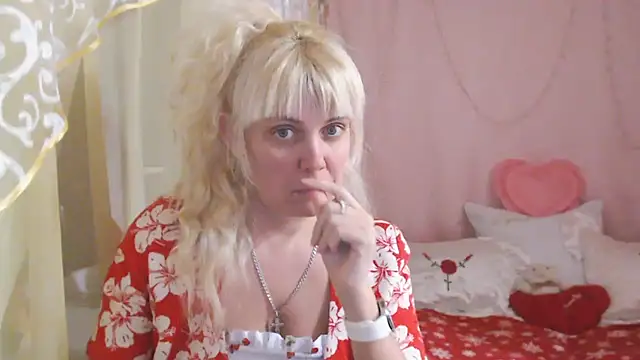 SunnySylvia online show from 12/15/25, 04:11