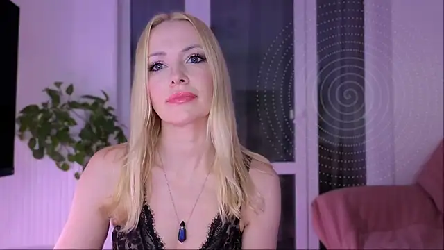 Snapshot of BowToYourWeakness chatting on 12/05/25, 07:21 BowToYourWeakness online show from 12/05/25, 07:21