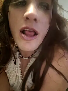 Snapshot of MaddyC6992 chatting on 10/14/25, 05:19 MaddyC6992 online show from 10/14/25, 05:19