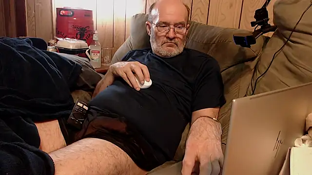 Snapshot of snickers1 chatting on 12/23/25, 09:40 snickers1 online show from 12/23/25, 09:40