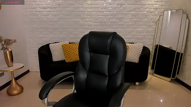 Snapshot of MorganHicks chatting on 11/07/25, 08:09 MorganHicks online show from 11/07/25, 08:09