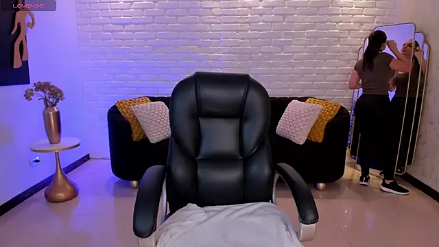 Snapshot of MorganHicks chatting on 11/22/25, 08:52 MorganHicks online show from 11/22/25, 08:52