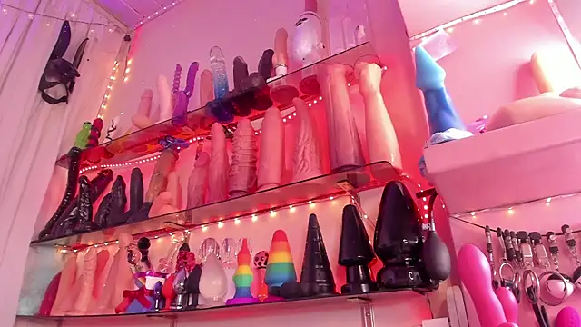 Snapshot of christymilkk chatting on 12/16/24, 02:36 christymilkk online show from 12/16/24, 02:36