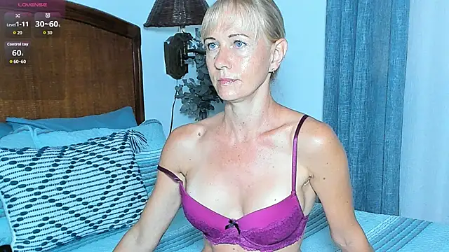 Snapshot of Christine_35 chatting on 09/16/25, 12:50 Christine 35 online show from 09/16/25, 12:50