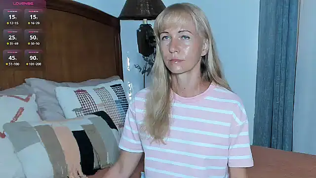 Snapshot of Christine_35 chatting on 10/30/25, 12:50 Christine 35 online show from 10/30/25, 12:50