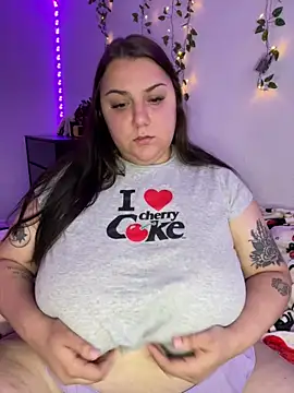 Snapshot of honeyviolet chatting on 09/10/25, 01:49 honeyviolet online show from 09/10/25, 01:49