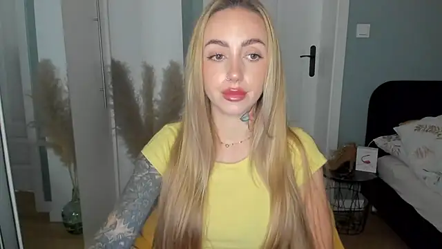 Snapshot of sexyCoralie chatting on 06/12/26, 07:18 sexyCoralie online show from 06/12/26, 07:18