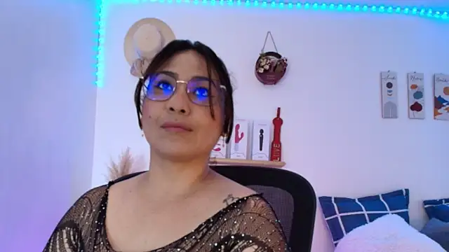 Snapshot of JuliRamirez chatting on 01/06/25, 08:18 JuliRamirez online show from 01/06/25, 08:18