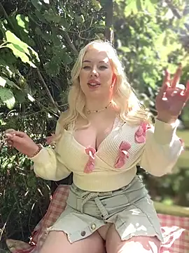 Snapshot of LaraHollywood chatting on 09/18/25, 06:26 LaraHollywood online show from 09/18/25, 06:26