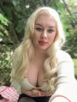 Snapshot of LaraHollywood chatting on 09/21/25, 06:15 LaraHollywood online show from 09/21/25, 06:15