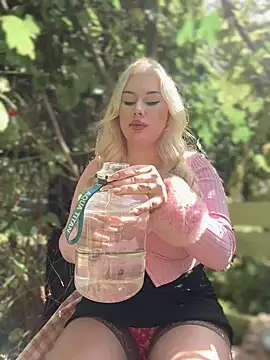 Snapshot of LaraHollywood chatting on 09/22/25, 06:26 LaraHollywood online show from 09/22/25, 06:26