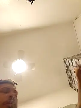 Snapshot of tropikboy chatting on 03/13/25, 09:54 tropikboy online show from 03/13/25, 09:54