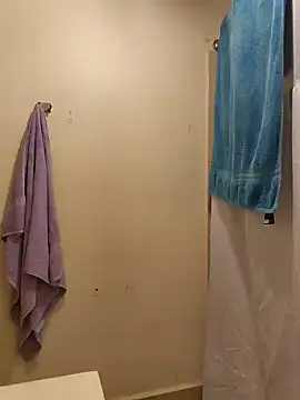 Snapshot of tropikboy chatting on 10/13/25, 04:23 tropikboy online show from 10/13/25, 04:23