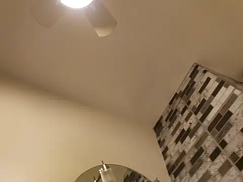 Snapshot of tropikboy chatting on 10/24/25, 09:49 tropikboy online show from 10/24/25, 09:49