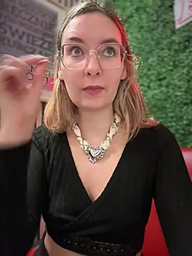 Snapshot of The_Snowwhitee chatting on 12/07/24, 09:39 The Snowwhitee online show from 12/07/24, 09:39