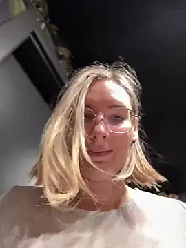 Snapshot of The_Snowwhitee chatting on 12/19/24, 09:07 The Snowwhitee online show from 12/19/24, 09:07