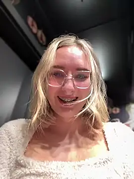 Snapshot of The_Snowwhitee chatting on 01/01/25, 07:10 The Snowwhitee online show from 01/01/25, 07:10