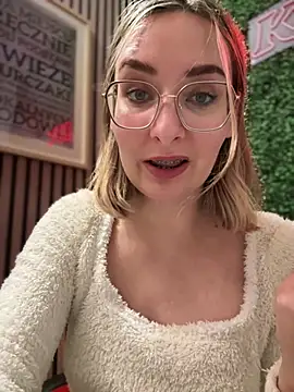 Snapshot of The_Snowwhitee chatting on 01/01/25, 10:13 The Snowwhitee online show from 01/01/25, 10:13