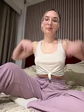 Snapshot of The_Snowwhitee chatting on 01/04/25, 04:00 The Snowwhitee online show from 01/04/25, 04:00