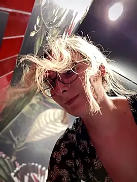 Snapshot of The_Snowwhitee chatting on 01/05/25, 09:15 The Snowwhitee online show from 01/05/25, 09:15