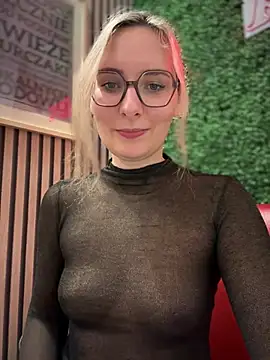 Snapshot of The_Snowwhitee chatting on 01/05/25, 06:24 The Snowwhitee online show from 01/05/25, 06:24