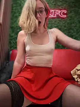 Snapshot of The_Snowwhitee chatting on 01/06/25, 07:02 The Snowwhitee online show from 01/06/25, 07:02