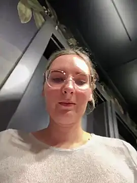 Snapshot of The_Snowwhitee chatting on 01/10/25, 07:43 The Snowwhitee online show from 01/10/25, 07:43