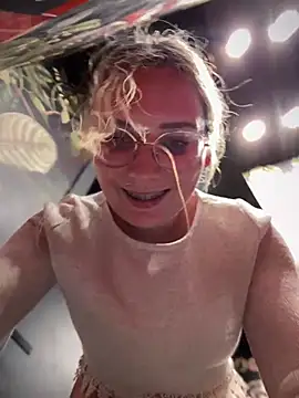 Snapshot of The_Snowwhitee chatting on 01/10/25, 10:46 The Snowwhitee online show from 01/10/25, 10:46