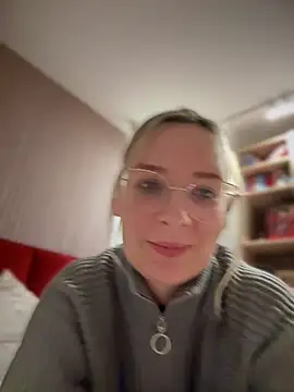 Snapshot of The_Snowwhitee chatting on 01/11/25, 04:03 The Snowwhitee online show from 01/11/25, 04:03