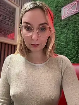 Snapshot of The_Snowwhitee chatting on 01/11/25, 09:15 The Snowwhitee online show from 01/11/25, 09:15