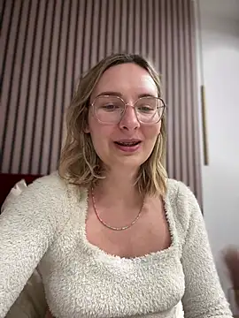 Snapshot of The_Snowwhitee chatting on 02/02/25, 05:37 The Snowwhitee online show from 02/02/25, 05:37