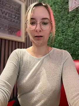 Snapshot of The_Snowwhitee chatting on 02/08/25, 09:24 The Snowwhitee online show from 02/08/25, 09:24