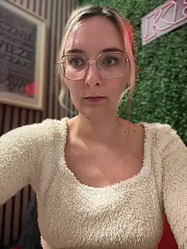 Snapshot of The_Snowwhitee chatting on 02/09/25, 06:47 The Snowwhitee online show from 02/09/25, 06:47