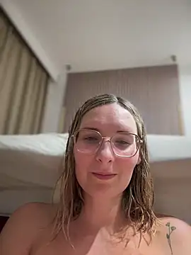 Snapshot of The_Snowwhitee chatting on 02/11/25, 06:44 The Snowwhitee online show from 02/11/25, 06:44