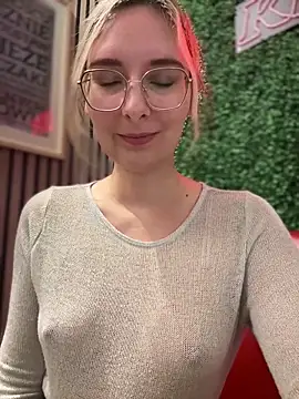 Snapshot of The_Snowwhitee chatting on 02/15/25, 09:16 The Snowwhitee online show from 02/15/25, 09:16