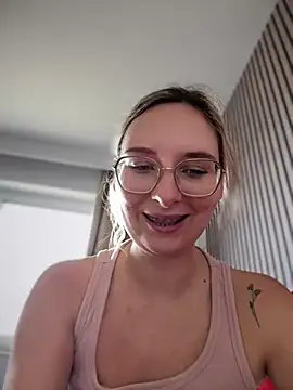 Snapshot of The_Snowwhitee chatting on 02/15/25, 12:54 The Snowwhitee online show from 02/15/25, 12:54